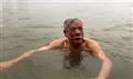 [WeNews] Cụ ông 91 tuổi đều đặn mỗi ngày bơi 10 km qua sông Hồng