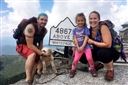 [WeNews] Bé gái 4 tuổi leo 46 ngọn núi