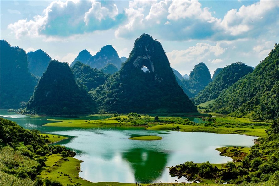 Núi Mắt Thần - Trà Lĩnh, Cao Bằng là địa điểm du lịch cắm trại với phong cảnh đẹp độc đấo