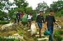 [WeNews] Các bạn trẻ thu gom rác trên núi Chứa Chan
