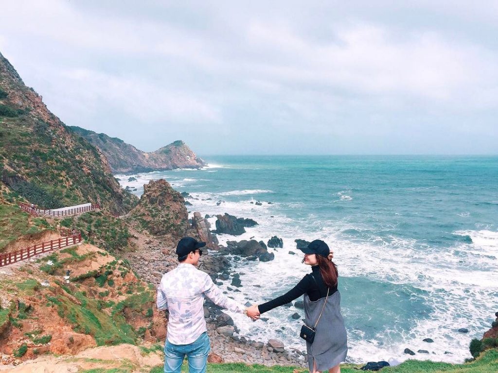 thoa-suc-song-ao-o-con-duong-di-bo-ven-bien-tuyet-dep-o-qui-nhon-wetrekvn