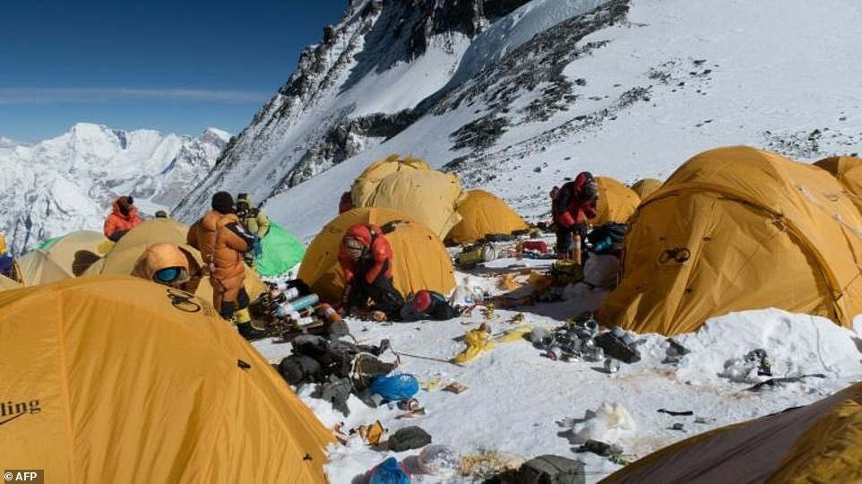 nhung-hinh-anh-gay-shock-bai-rac-tren-dinh-everest-wetrekvn
