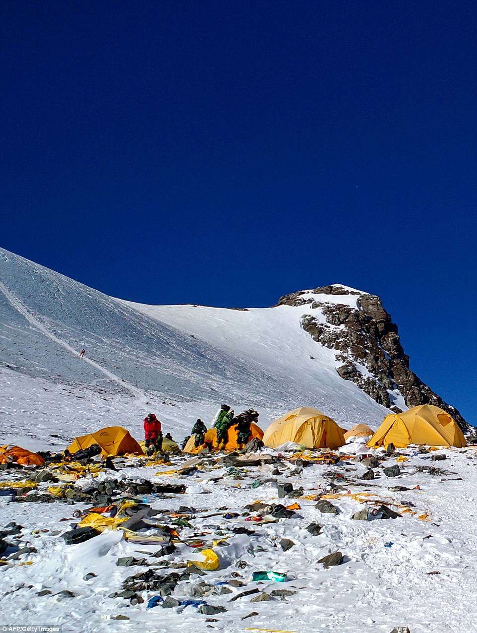 nhung-hinh-anh-gay-shock-bai-rac-tren-dinh-everest-wetrekvn