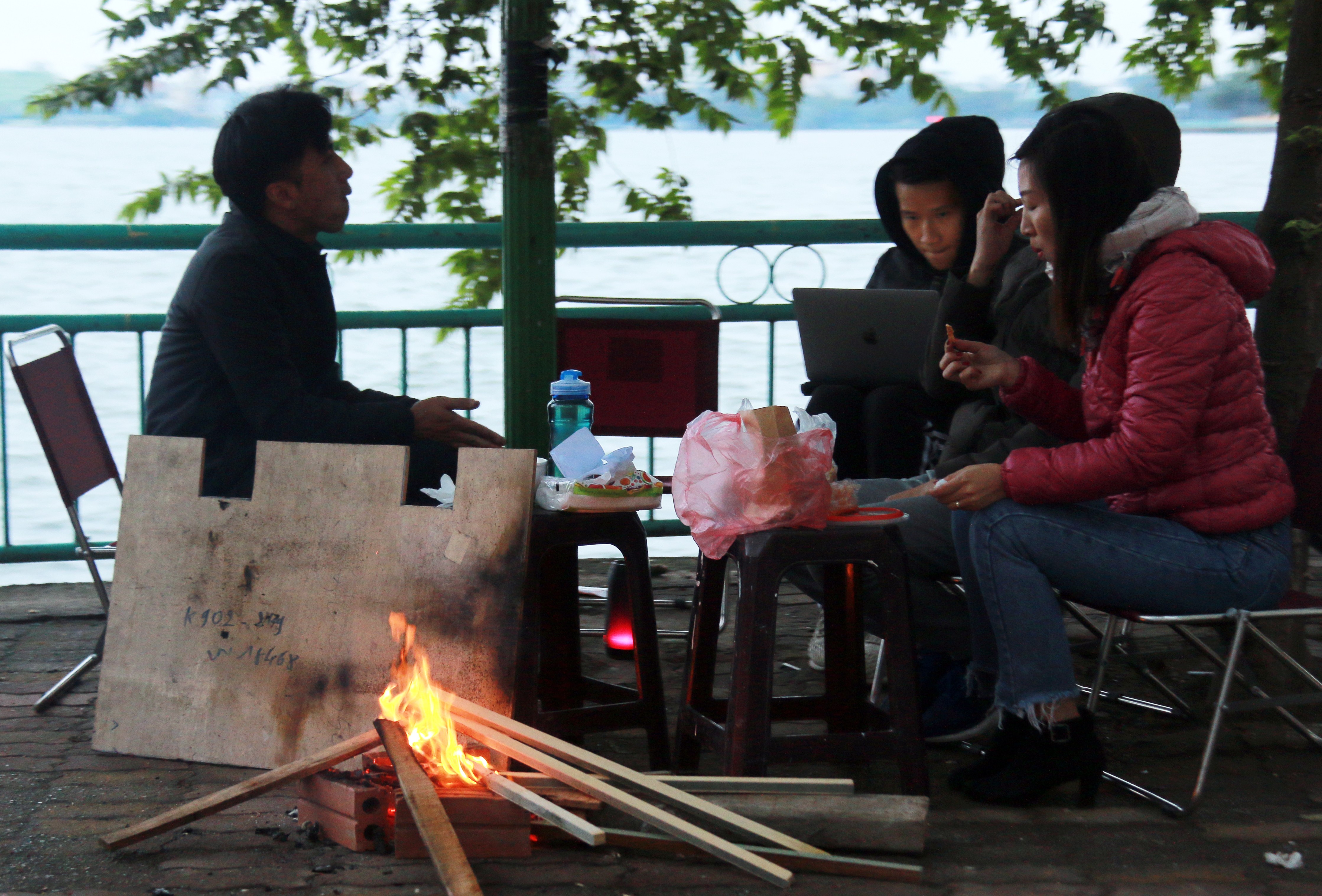 can-canh-nguoi-dan-Ha-Noi-co-ro-trong-thoi-tiet-ret-dam-12-do-C-wetrekvn