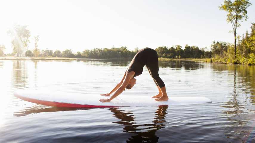 yoga-tren-mat-nuoc-van-cheo-dung-sup-downward-dog-wetrek.vn