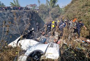 Toàn cảnh vụ rơi máy bay tử thần ở Nepal