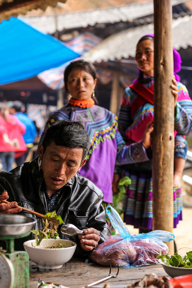 kham-pha-phien-cho-can-cau-net-hoang-so-hiem-hoi-con-lai-o-tay-bac