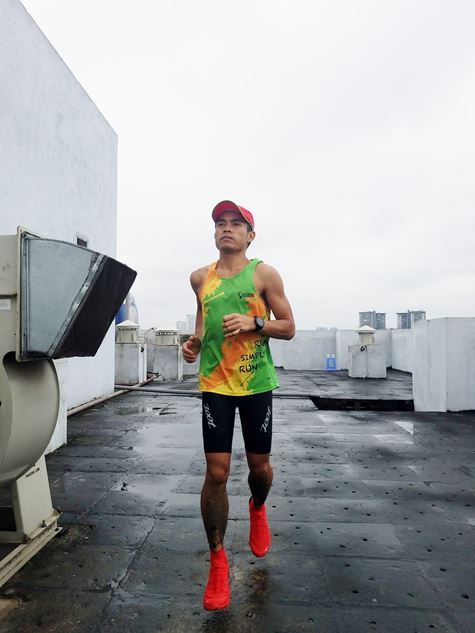 [WeNews] Kỷ lục mùa COVID - Người Việt đầu tiên chạy Marathon hơn 42km trên sân thượng chung cư