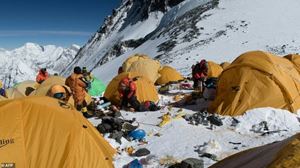 [WeNews] Những hình ảnh gây shock: Đỉnh Everest danh giá giờ đã trở thành bãi rác cao nhất thế giới