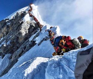 [WeNews] Vì sao 200 người bỏ mạng tại vùng đất chết Everest?