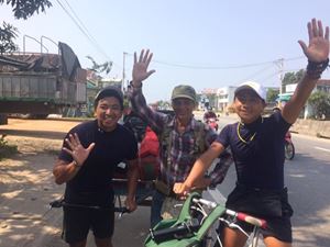 [WeNews] Người đàn ông 64 tuổi một mình đi bộ xuyên Việt