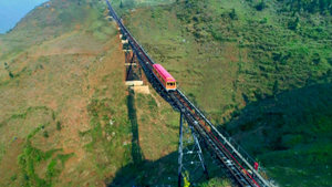 [WeNews] Tuyến tàu hỏa leo núi dài nhất ở Việt Nam đi vào hoạt động