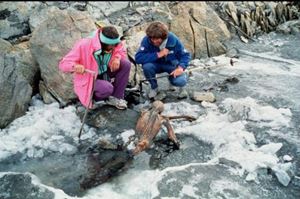 Cặp vợ chồng tìm thấy xác ướp người băng trên dãy Alps và những bí ẩn không lời giải đáp