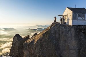 [WeNews] Du khách săn mây trên đỉnh núi đá cao hơn 2.000 m