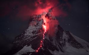 [WeNews] Hàng trăm nhà leo núi chinh phục đỉnh Matterhorn thuộc dãy Alps để thực hiện bộ ảnh chưa từng có