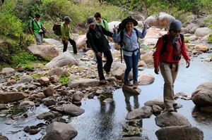 [WeNews] Trekking có lợi ích gì mà giới trẻ mê đến thế?