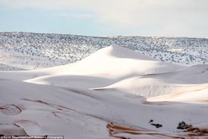 [WeNews] Tuyết bất ngờ lại phủ trắng sa mạc Sahara