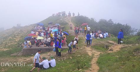 [WeNews] Hậu tiệc ngoài trời rác lại phủ trắng triền đồi Mẫu Sơn