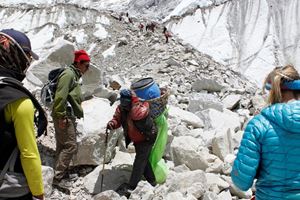 [WeNews] Leo Everest người phụ nữ Malaysia vượt qua một núi phân người