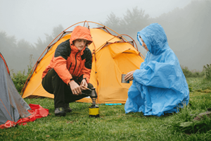 5 vật dụng cần thiết khi đi cắm trại hoặc đi bộ trong thời tiêt ẩm ướt