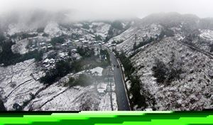 [WeNews] Băng tuyết bao phủ ngọn núi như trong phim Avatar