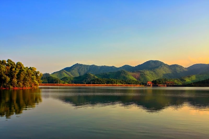 Bang-gia-ve-tham-quan-cac-dia-diem-noi-tieng-nam-2017-wetrek.vn