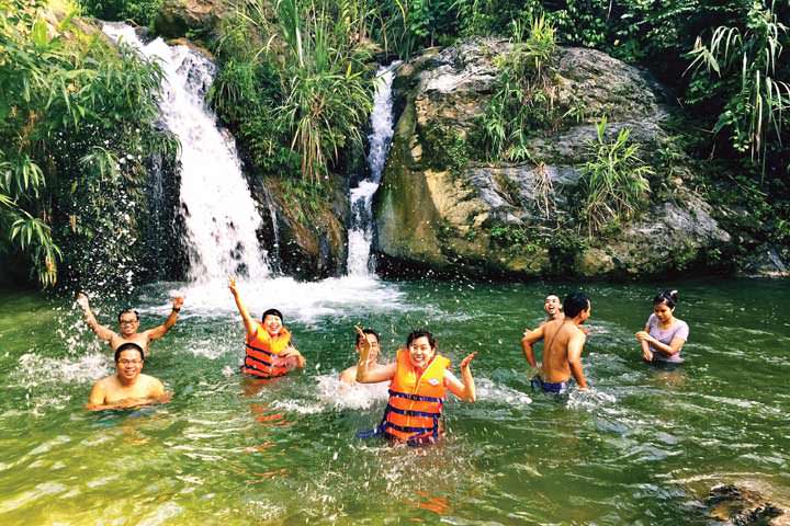Cuoi-tuan-ru-nhau-di-tranh-nang-sieu-thich-tai-ngon-thac-ngay-gan-ha-noi-wetrek.vn
