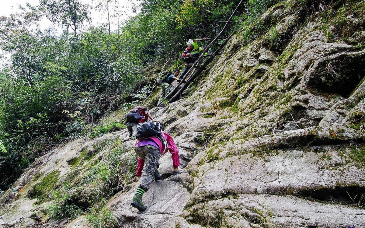 ác phượt thủ leo qua những dốc núi đá lên đỉnh Nam Kang Ho Tao