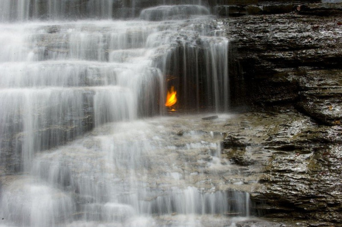 Ngọn lửa vĩnh cửu trong thác nước, du khách được dặn mang theo bật lửa 2