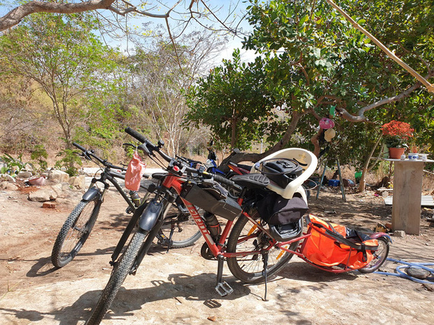 Bán hết tài sản, cặp vợ chồng Vũng Tàu đạp xe chở 2 con nhỏ đi phượt khắp Việt Nam - Ảnh 14.