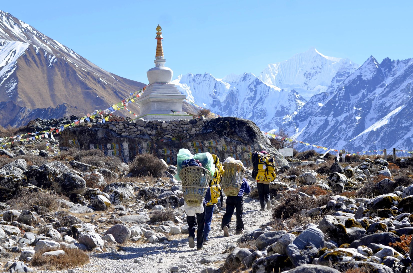 porters-ebc-trek-nepal