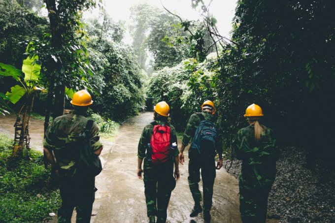 Nếu bạn đang tìm kiếm một chút hành trình mạo hiểm ở Việt Nam, vườn quốc gia Phong Nha - Kẻ Bàng, nơi có hang Sơn Đoòng nổi tiếng thế giới, là địa điểm nhất định phải đến, Robert viết về điểm du lịch Quảng Bình. Khu vực này hẻo lánh, được bao quanh bởi những cánh đồng và các ngọn núi. Ngoài khám phá hang Sơn Đoòng, bạn có thể thăm những địa điểm khác nổi tiếng không kém như Động Thiên Đường, nơi có các thịch nhữ tuyệt đẹp.