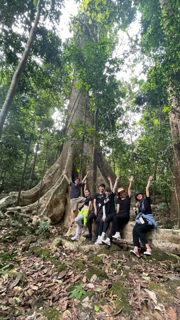 Nhóm bạn nhau chụp hình bên cây cổ thụ 400 tuổi trên cung đường rừng. Ảnh: NVCC