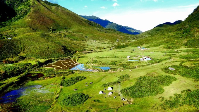 Thung lũng Tà Cua Y nằm trên đường leo đỉnh Lùng Cúng. Ảnh: Lù A Cu