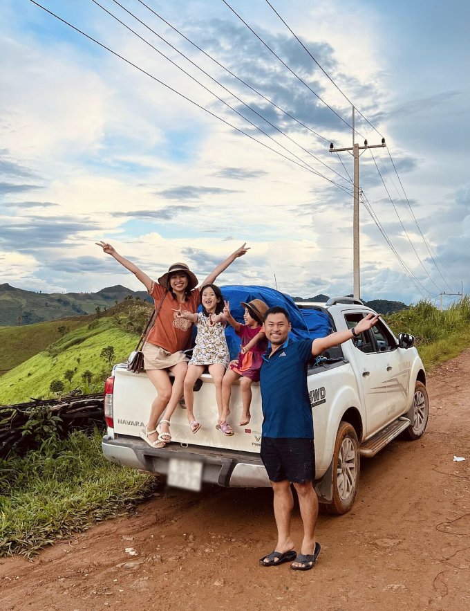 Cả gia đình dừng chân trên chặng đường tại Lào. Ảnh: NVCC