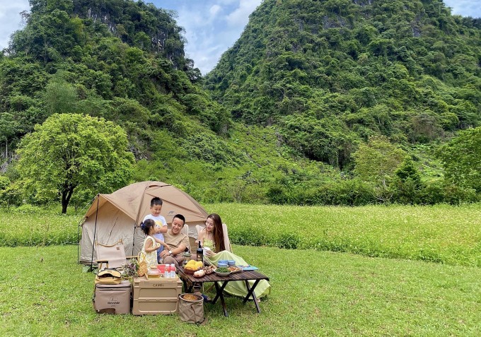 Gia đình Hà My trong buổi cắm trại ở Hữu Lũng, Lạng Sơn.