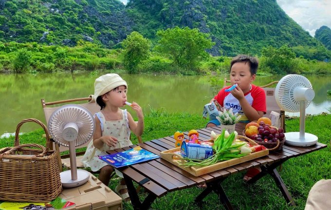 Những buổi cắm trại ngắn ngày giúp hai con gần gũi hơn với thiên nhiên.