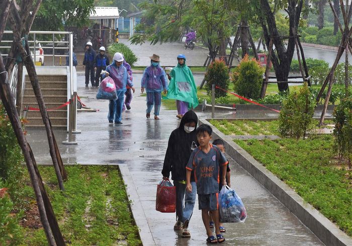  Trưa 27/9, Quảng Ngãi vẫn gấp rút di dời nốt hàng nghìn người dân ở vùng nguy hiểm đến nơi tránh trú an toàn trước khi bão số 4 (Noru) đổ bộ. 