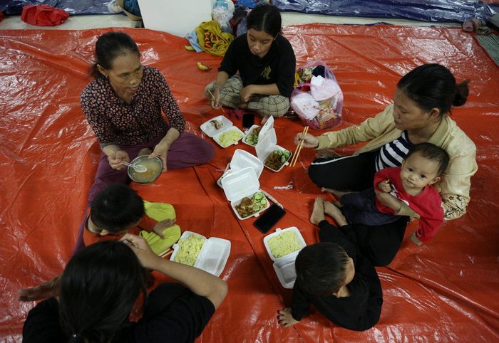  Hàng trăm suất cơm, trái cây, sữa đã được chuẩn bị để hỗ trợ người dân tránh trú bão, đặc biệt là người già, trẻ nhỏ, phụ nữ có thai. 