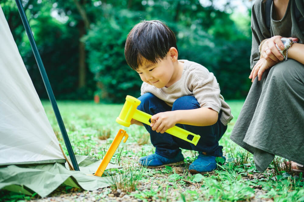 Dựng lều bên xe Coleman.  gắn bó với trẻ em