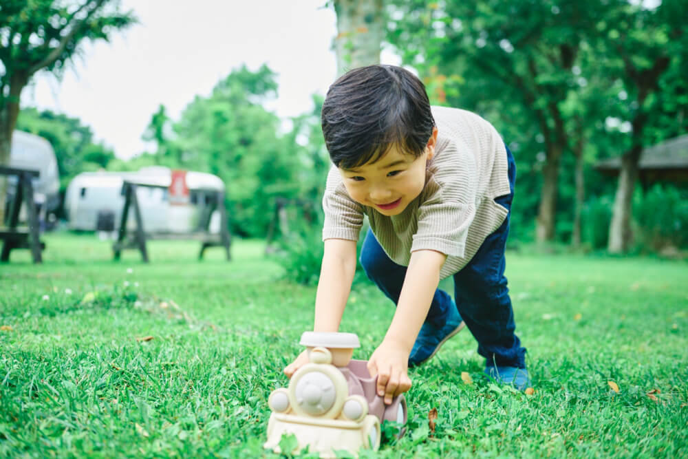 trẻ em chơi ở khu cắm trại