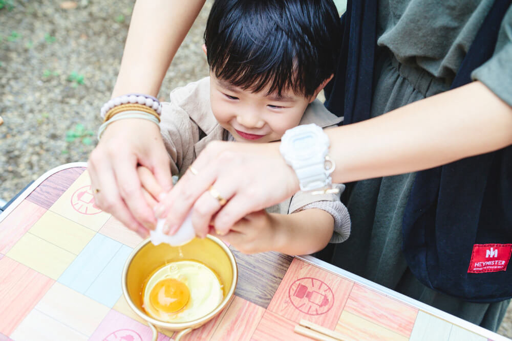 Nguyên liệu Omurice và cảnh nấu ăn được thực hiện bằng nồi bánh mì đôi của Coleman