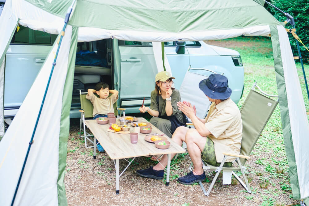 Cảnh một gia đình quây quần bên nhau khi thưởng thức bữa ăn tại khu cắm trại