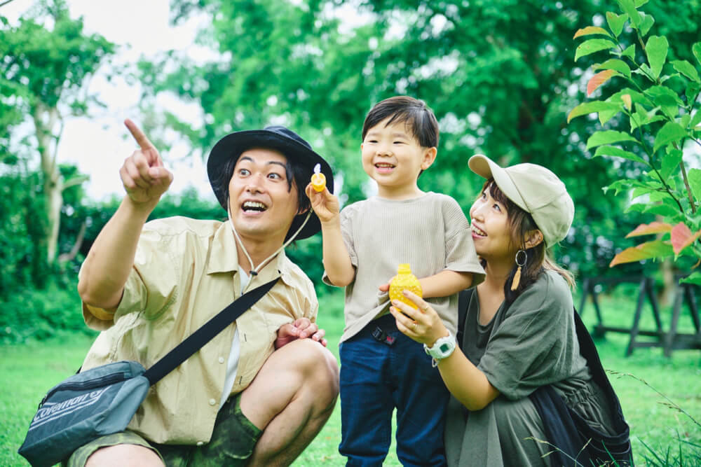 Cảnh cả gia đình quây quần bên nhau giao lưu với thiên nhiên và chơi bóng tại khu cắm trại