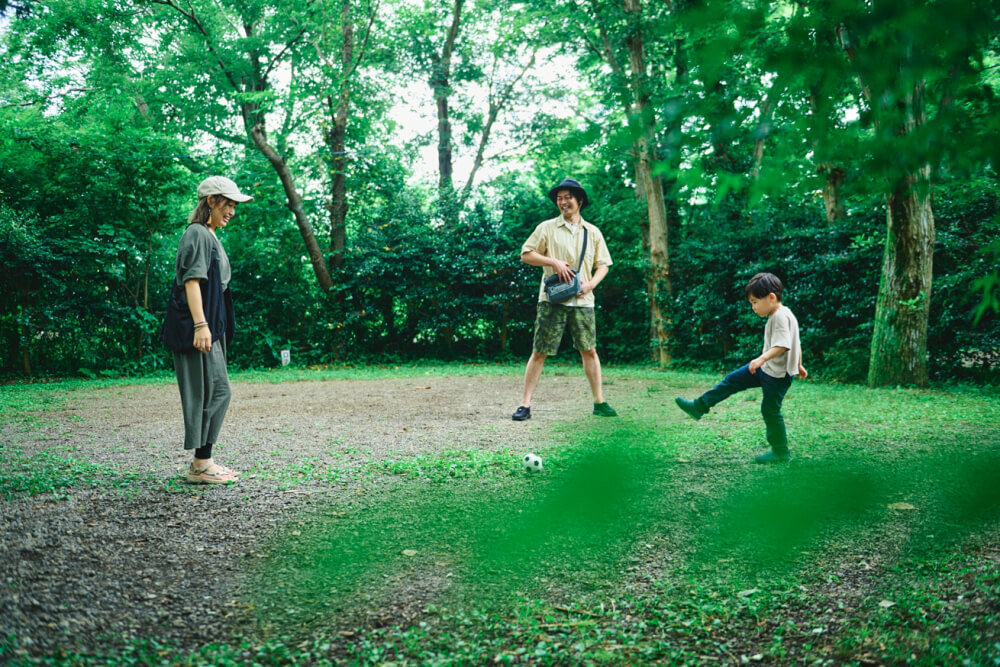 Cảnh cả gia đình quây quần bên nhau giao lưu với thiên nhiên và chơi bóng tại khu cắm trại