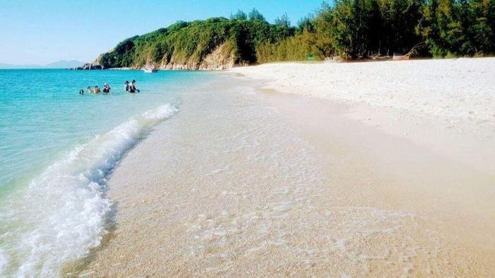  Bãi biển nơi đây là dải cát trắng mịn, nước biển trong xanh và du khách có thể đắm mình trong làn nước để thư giãn. Ảnh: Internet.