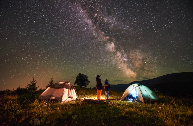 Hai mẹ con cắm trại trên núi dưới bầu trời đêm đầy sao