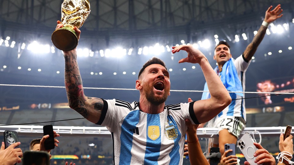 Lionel Messi ăn mừng chiếc cúp vô địch thế giới sau chiến thắng của Argentina