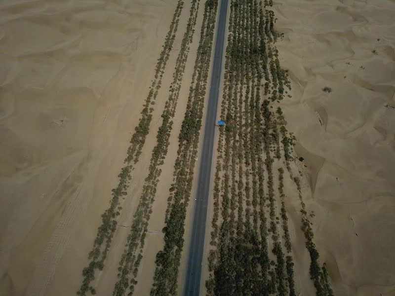 Thiếu điện nước, địa hình khắc nghiệt cùng cực: Trung Quốc xây cả nghìn km đường cao tốc xuyên Sa mạc Tử thần như thế nào? - Ảnh 4.