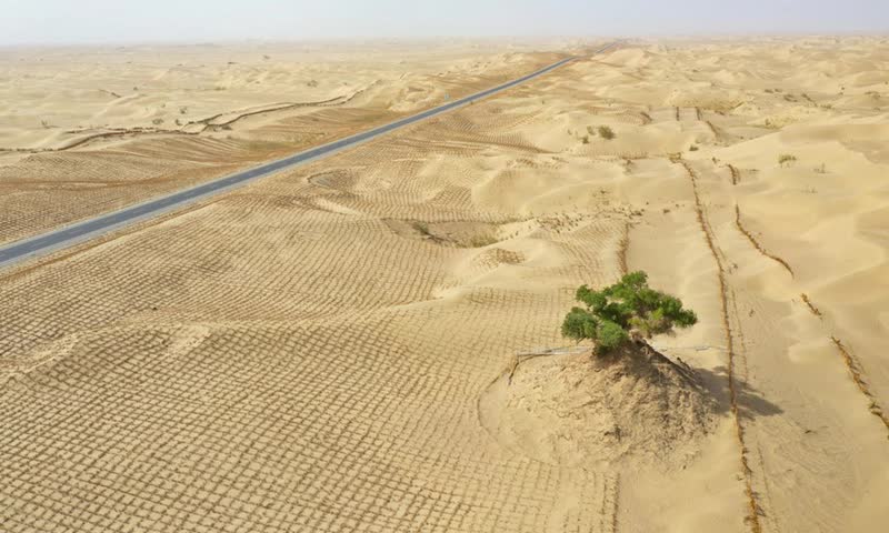 Thiếu điện nước, địa hình khắc nghiệt cùng cực: Trung Quốc xây cả nghìn km đường cao tốc xuyên Sa mạc Tử thần như thế nào? - Ảnh 8.